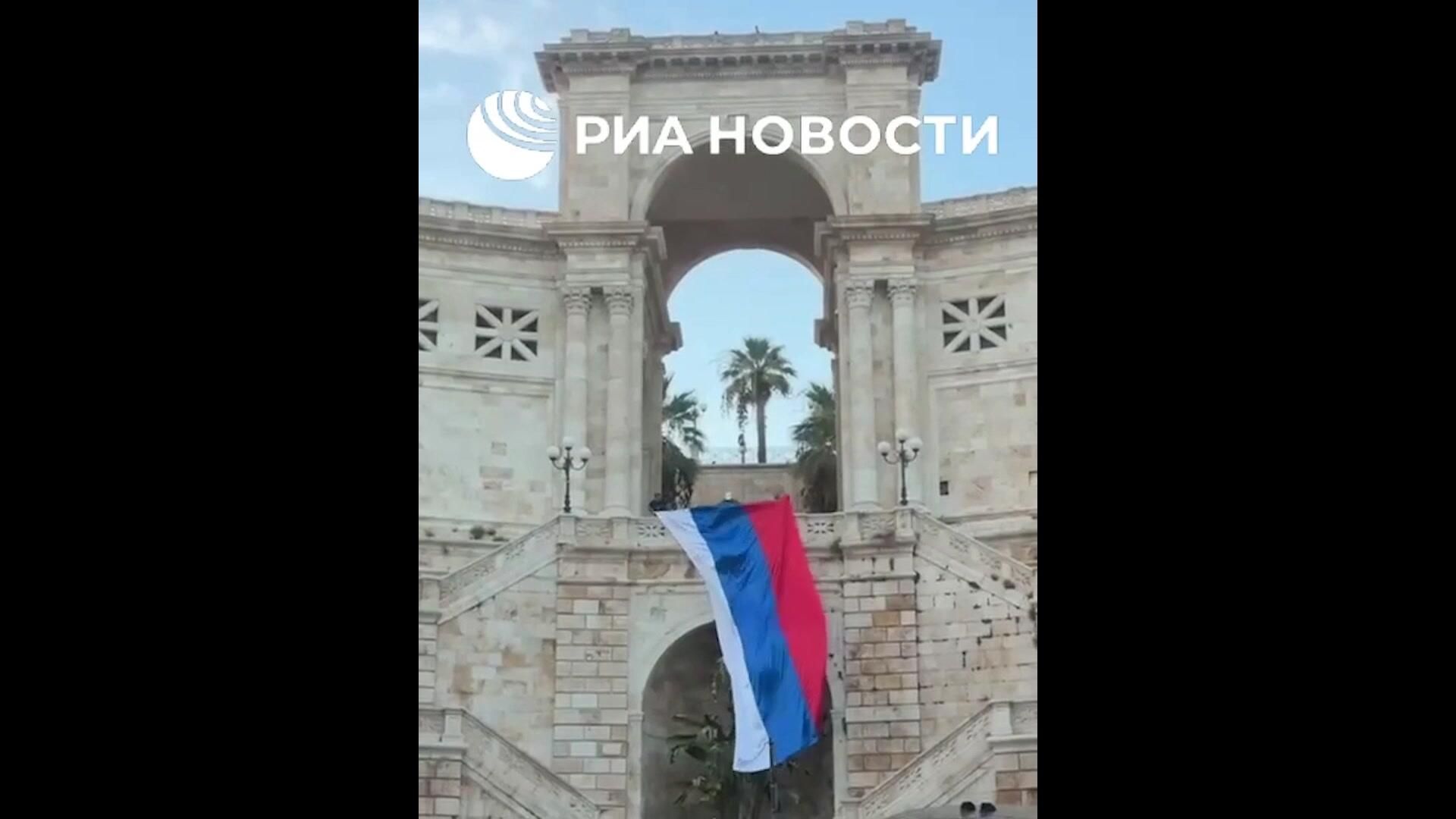 Флаг России, вывешенный в знак протеста Флаг России, вывешенный в знак протеста - РИА Новости, 1920, 14.10.2025