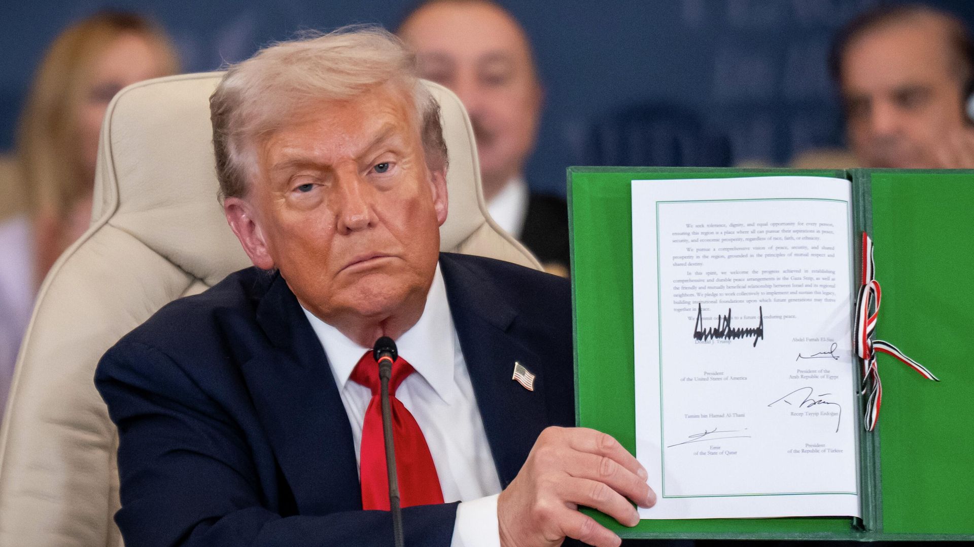 Дональд Трамп демонстрирует мирный договор на саммите в Газе Дональд Трамп демонстрирует мирный договор на саммите в Газе - РИА Новости, 1920, 26.12.2025
