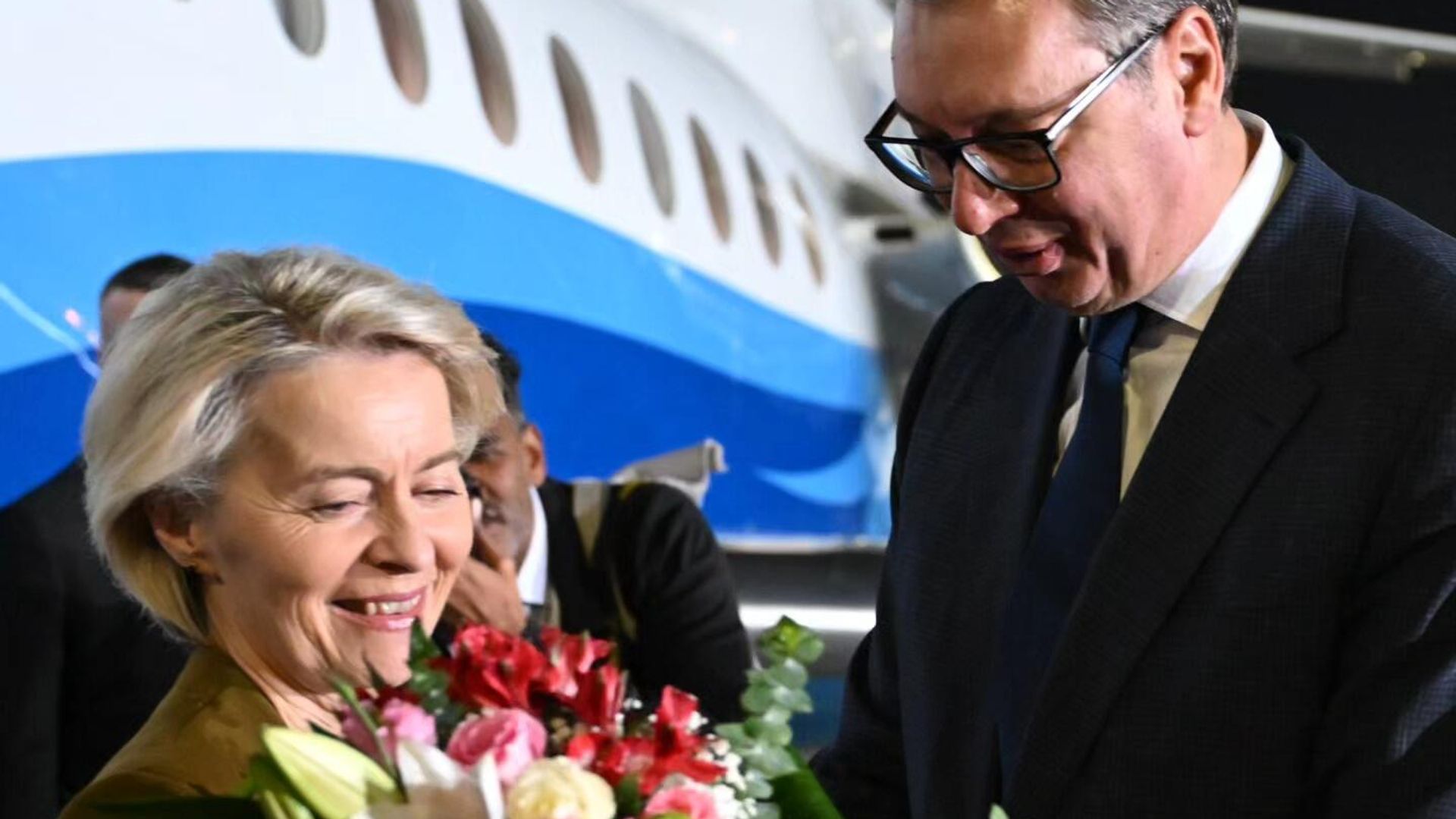 Президент Сербии Александр Вучич встретил председателя Еврокомиссии Урсулу фон дер Ляйен с цветами в аэропорту Белграда Президент Сербии Александр Вучич встретил председателя Еврокомиссии Урсулу фон дер Ляйен с цветами в аэропорту Белграда - РИА Новости, 1920, 14.10.2025