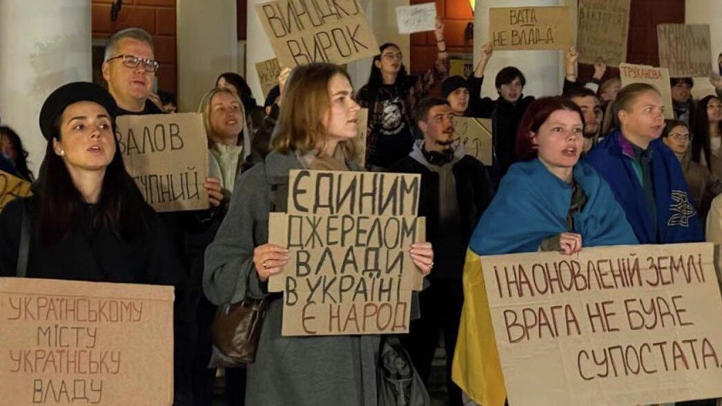 Жители Одессы на митинге с требованием отстранить действующего мэра города Геннадия Труханова Жители Одессы на митинге с требованием отстранить действующего мэра города Геннадия Труханова - РИА Новости, 1920, 14.10.2025