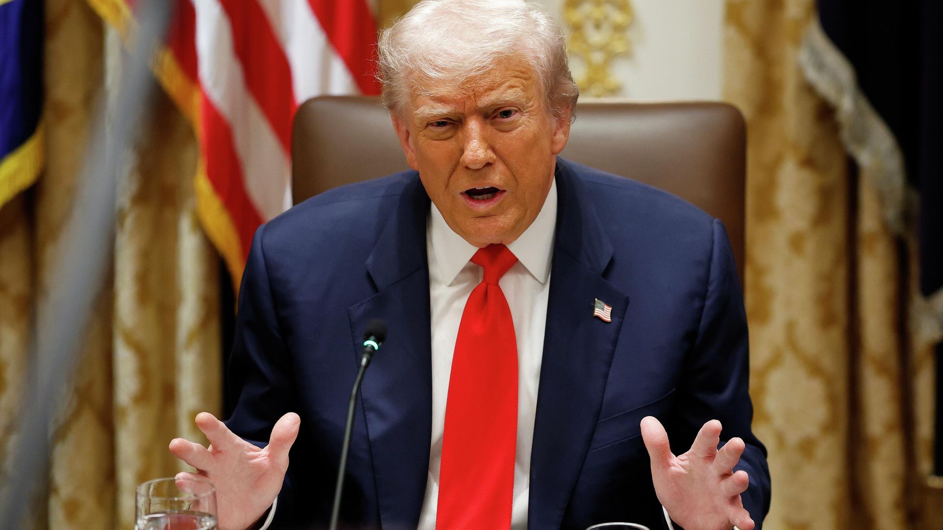Президент США Дональд Трамп выступает на встрече с президентом Аргентины Хавьером Милей в зале заседаний кабинета министров Белого дома. 14 октября 2025 года - РИА Новости, 1920, 15.10.2025