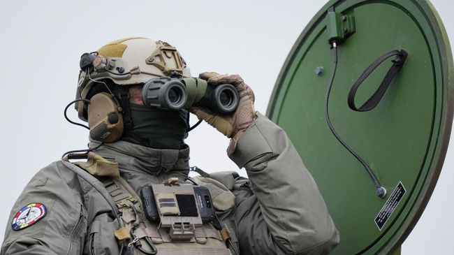 Французский военнослужащий во время учений НАТО