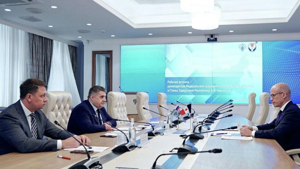 Глава Удмуртии Александр Бречалов на встрече с руководителем Росавтодора Романом Новиковым - РИА Новости, 1920, 15.10.2025