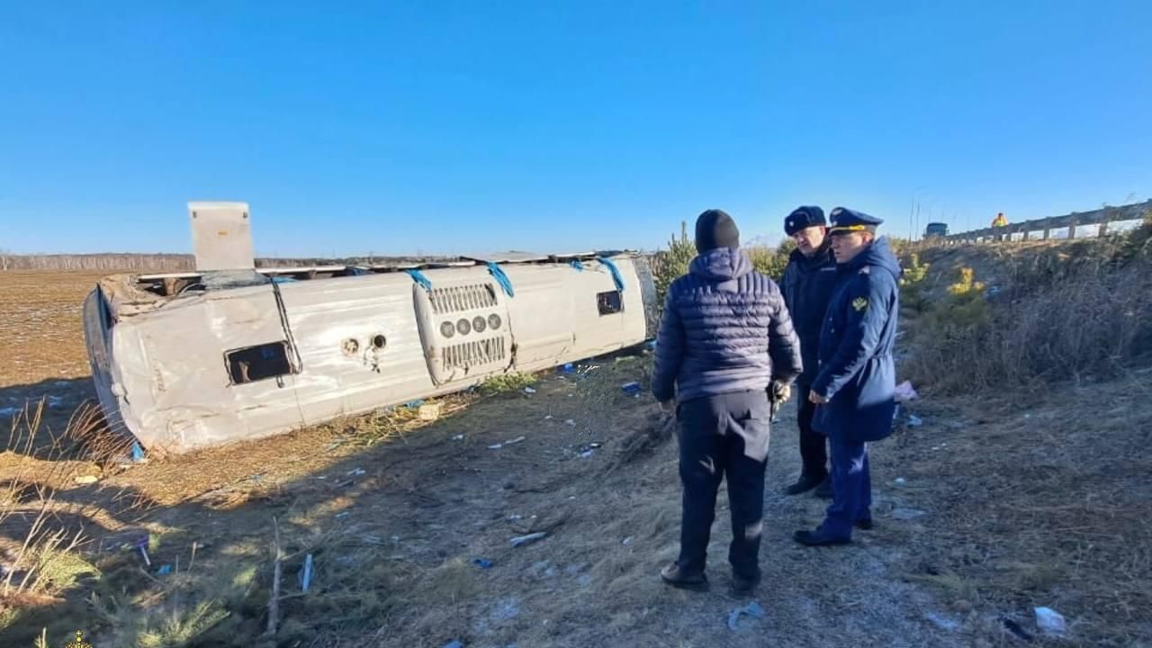 Место ДТП с перевернувшимся автобусом в Приамурье Место ДТП с перевернувшимся автобусом в Приамурье - РИА Новости, 1920, 16.10.2025
