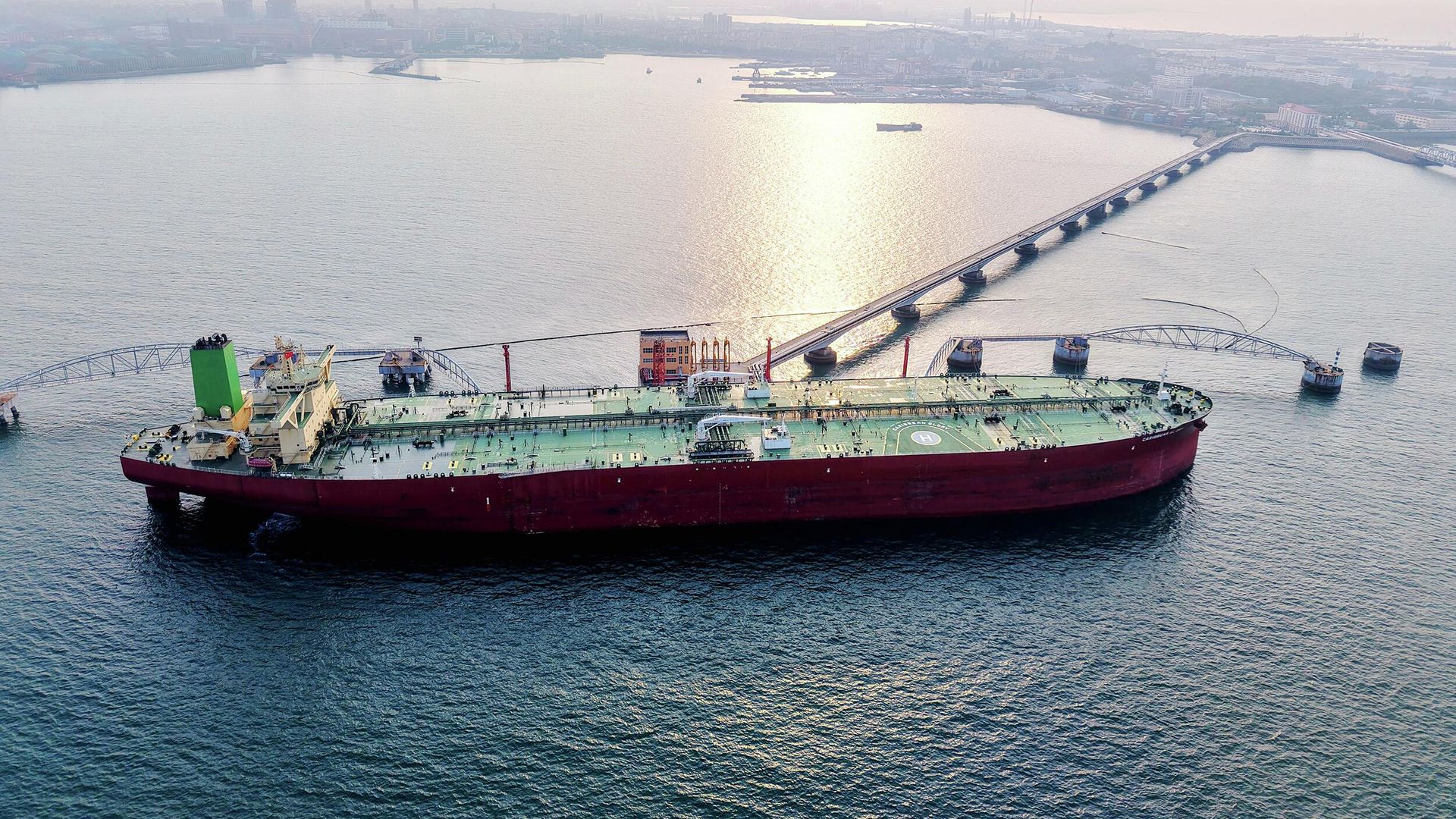 Танкер с сырой нефтью у нефтяного терминала порта Циндао Танкер с сырой нефтью у нефтяного терминала порта Циндао - РИА Новости, 1920, 16.10.2025