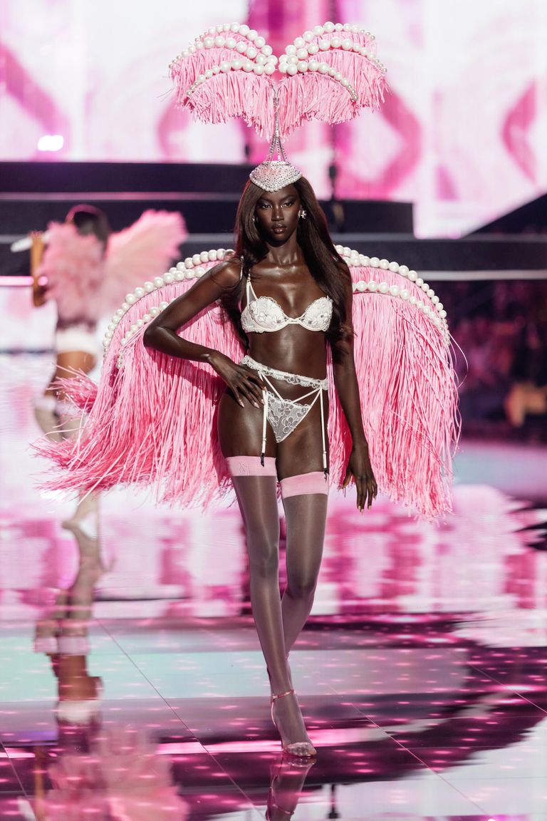 Анок Яй во время Victoria's Secret Fashion Show в Нью-Йорке Анок Яй во время Victoria's Secret Fashion Show в Нью-Йорке