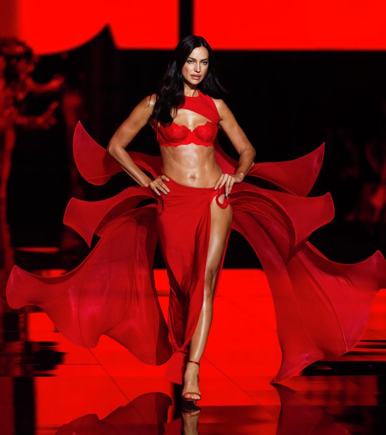 Ирина Шейк во время Victoria's Secret Fashion Show в Нью-Йорке Ирина Шейк во время Victoria's Secret Fashion Show в Нью-Йорке