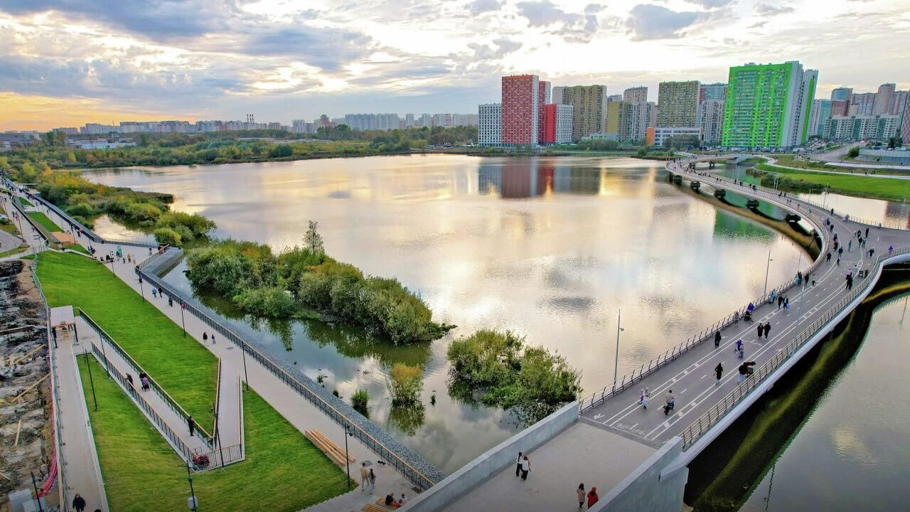 Новый пешеходный мост через Черное озеро в Некрасовке Новый пешеходный мост через Черное озеро в Некрасовке - РИА Новости, 1920, 16.10.2025