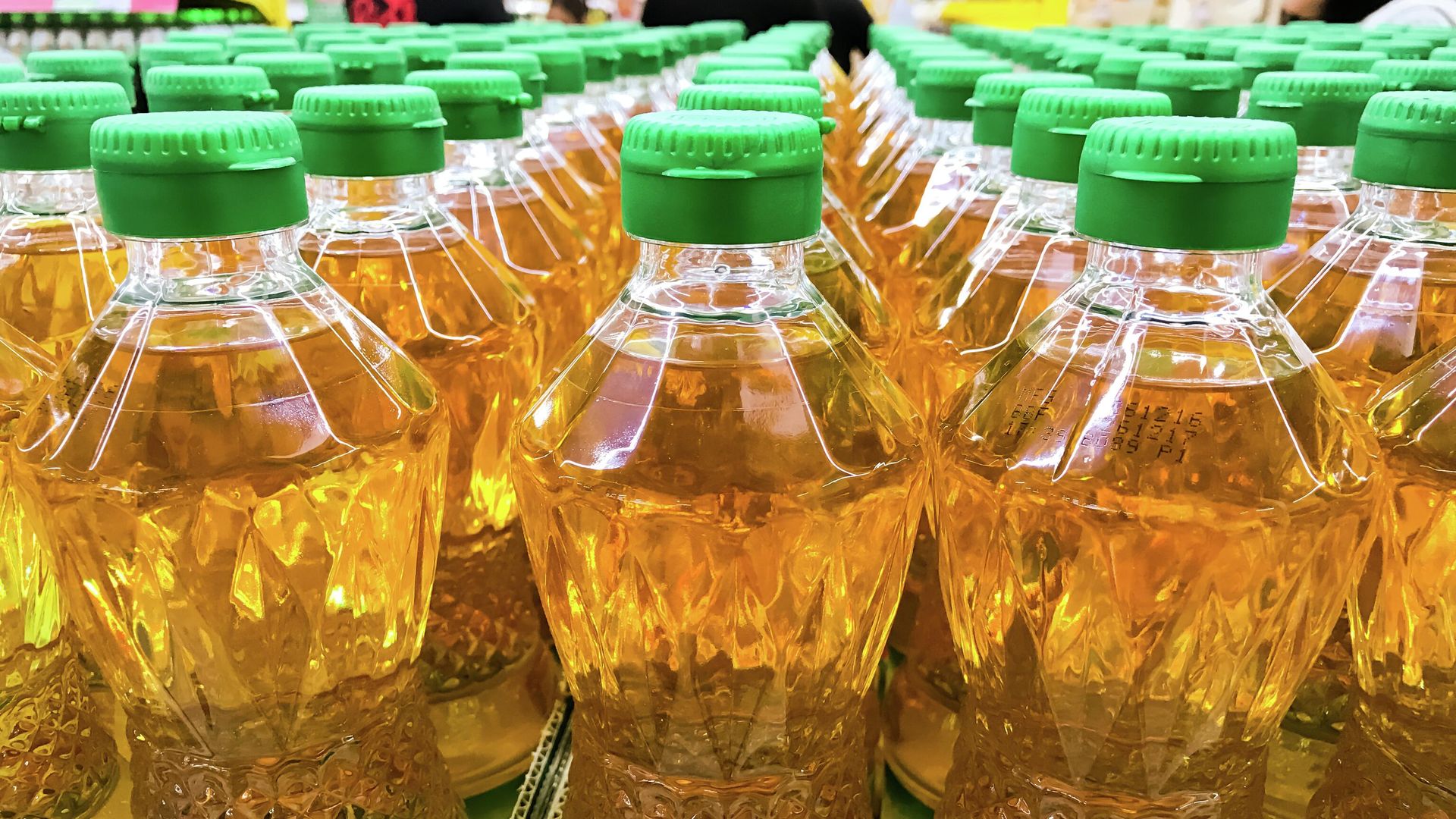 Бутылки с пальмовым маслом на прилавке магазина Бутылки с пальмовым маслом на прилавке магазина - РИА Новости, 1920, 16.10.2025