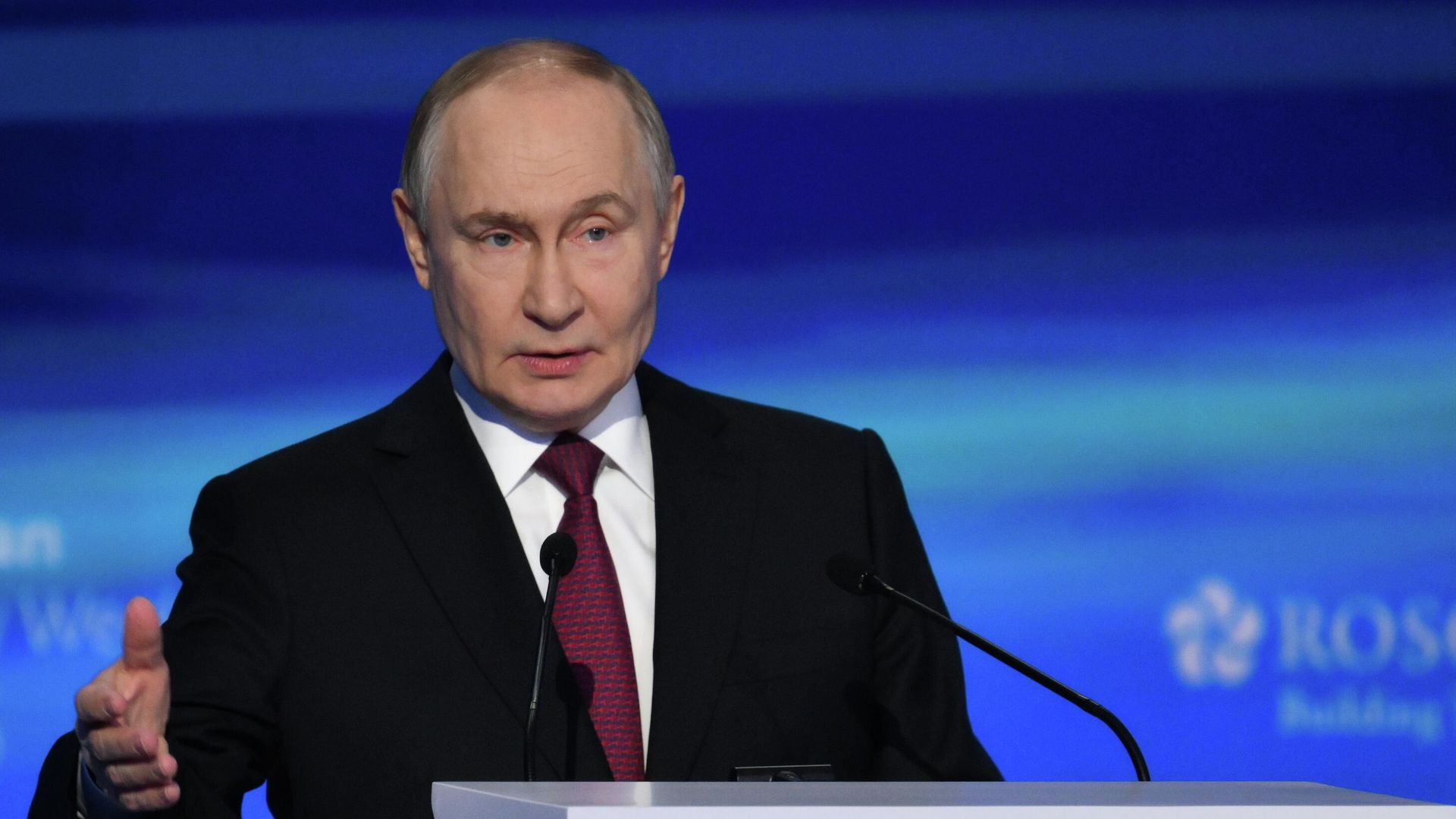 Президент России Владимир Путин выступает на пленарном заседании в рамках международного форума Российская энергетическая неделя в Москве Президент России Владимир Путин выступает на пленарном заседании в рамках международного форума Российская энергетическая неделя в Москве - РИА Новости, 1920, 16.10.2025