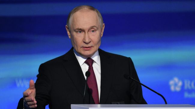 Президент России Владимир Путин выступает на пленарном заседании в рамках международного форума Российская энергетическая неделя в Москве