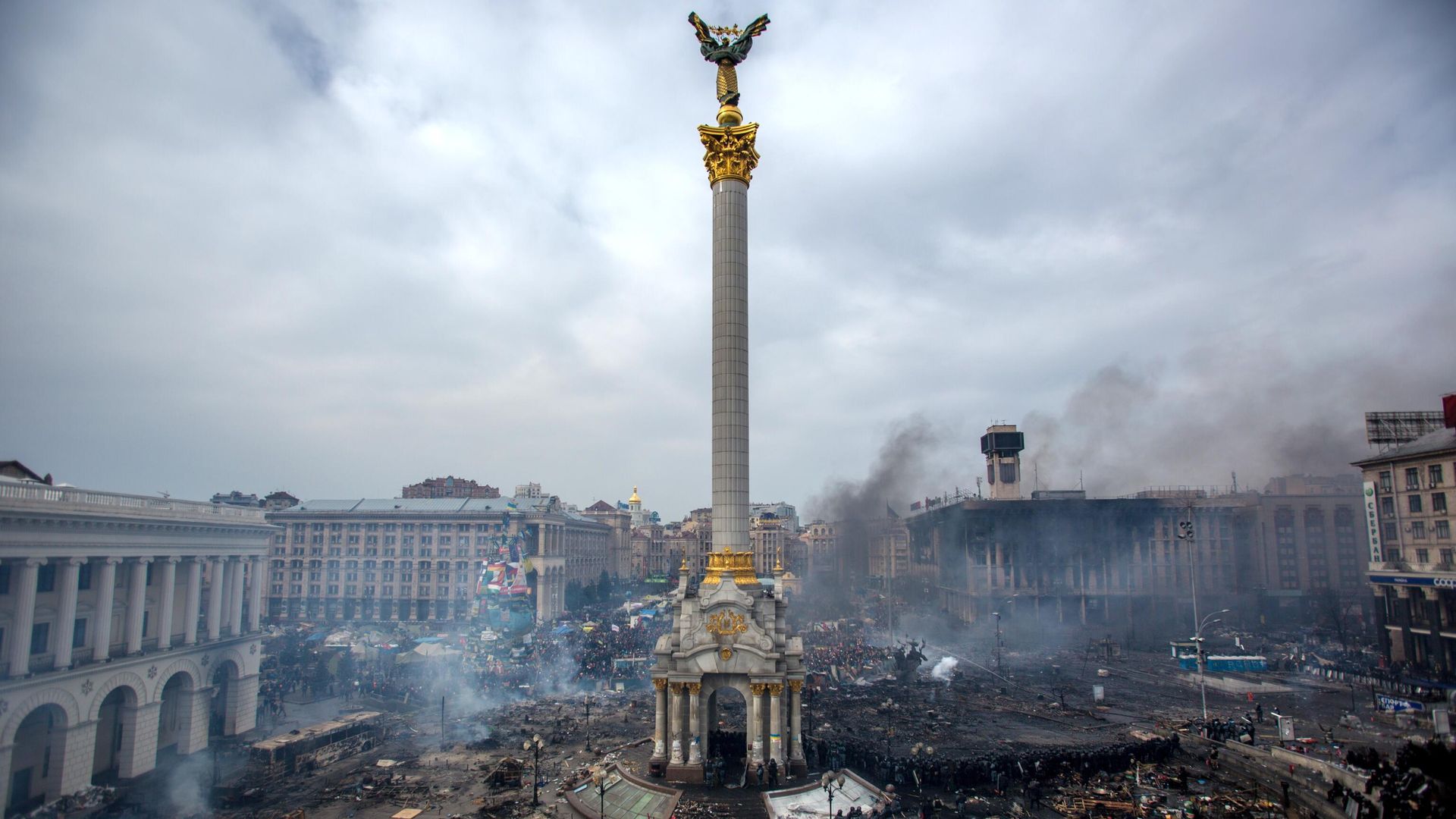 Дым от пожаров и сторонники оппозиции на площади Независимости в Киеве, где начались столкновения митингующих и сотрудников милиции - РИА Новости, 1920, 16.07.2026