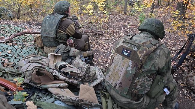 Скала и Войд отдыхают между переноской БК Скала и Войд отдыхают между переноской БК