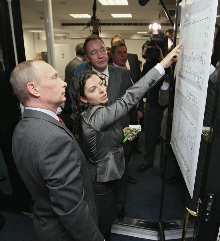 Председатель правительства России Владимир Путин (слева) посетил телекомпанию Russia Today, расположенную в редакционном комплексе зданий на Зубовском бульваре, 2009 год