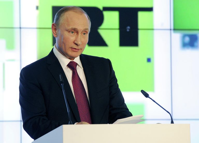 Президент России Владимир Путин выступает на выставке, посвященной 10-летию вещания Russia Today