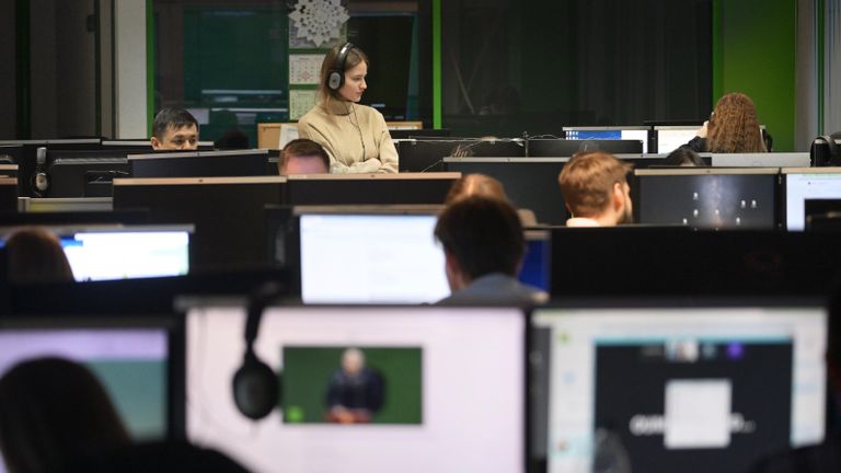 Сотрудники в офисе телеканала RT France в Москве