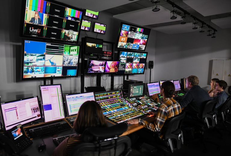 Сотрудники в студии телеканала Russia Today в Москве