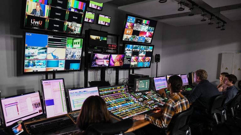 Сотрудники в студии телеканала Russia Today в Москве