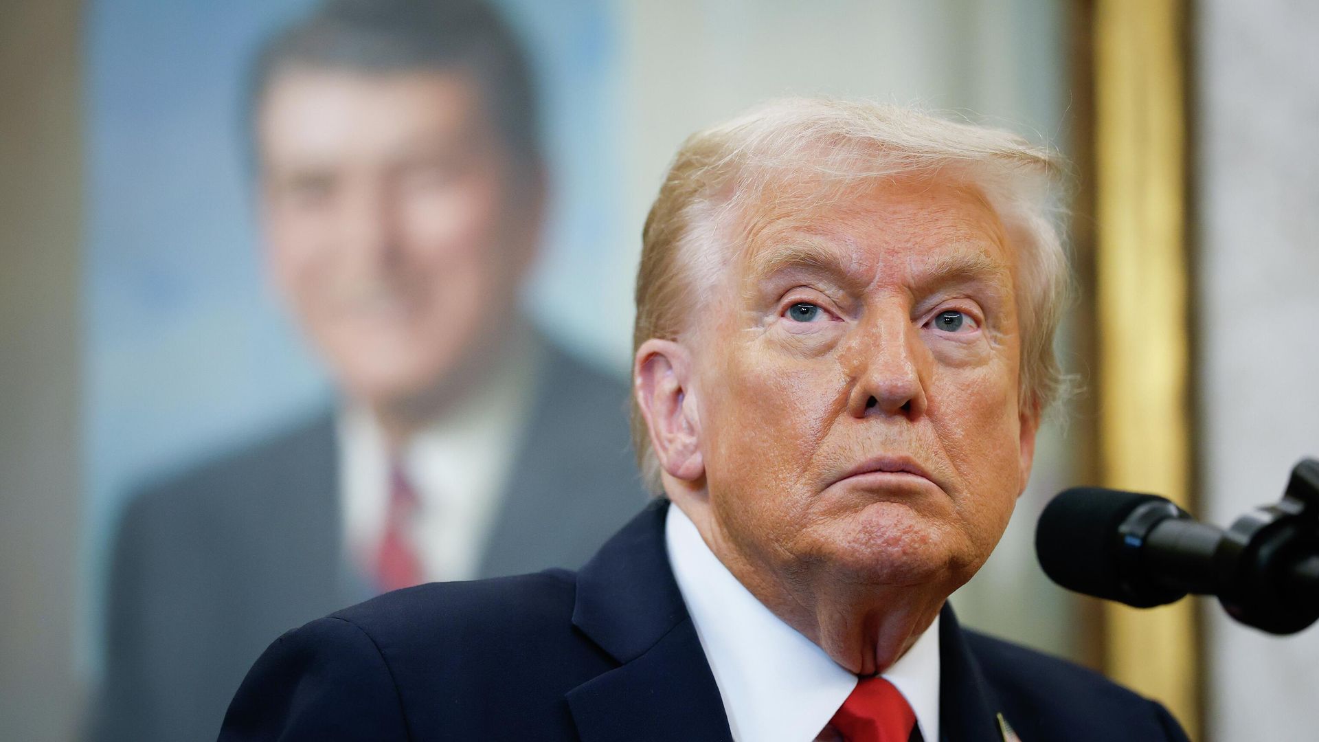 Президент США Дональд Трамп отвечает на вопросы журналистов в Овальном кабинете Белого дома Президент США Дональд Трамп отвечает на вопросы журналистов в Овальном кабинете Белого дома - РИА Новости, 1920, 17.10.2025