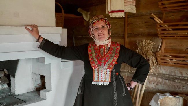 Шоруньжа. Туристка примеряет национальную одежду марийцев