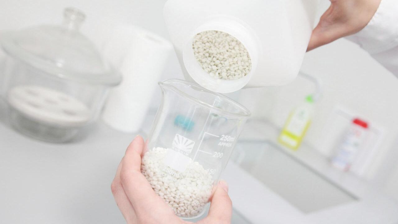 Создание композитов в НОЦ Полимерные и композитные материалы SmartTextiles Создание композитов в НОЦ Полимерные и композитные материалы SmartTextiles - РИА Новости, 1920, 20.10.2025