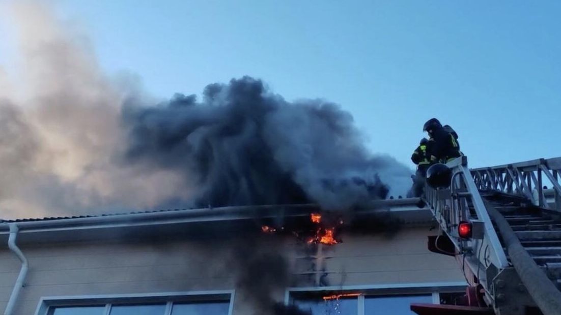 Ликвидация пожара в здании школьного спорткомплекса в Барнауле Ликвидация пожара в здании школьного спорткомплекса в Барнауле - РИА Новости, 1920, 17.10.2025