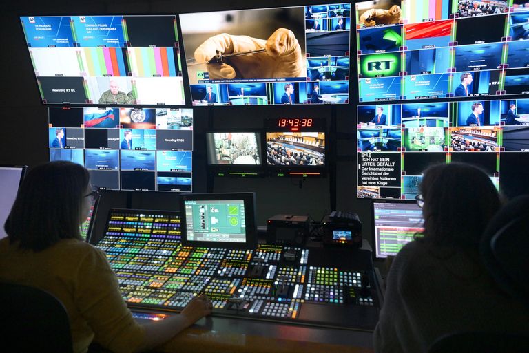 Сотрудники в студии телеканала RT DE в Москве