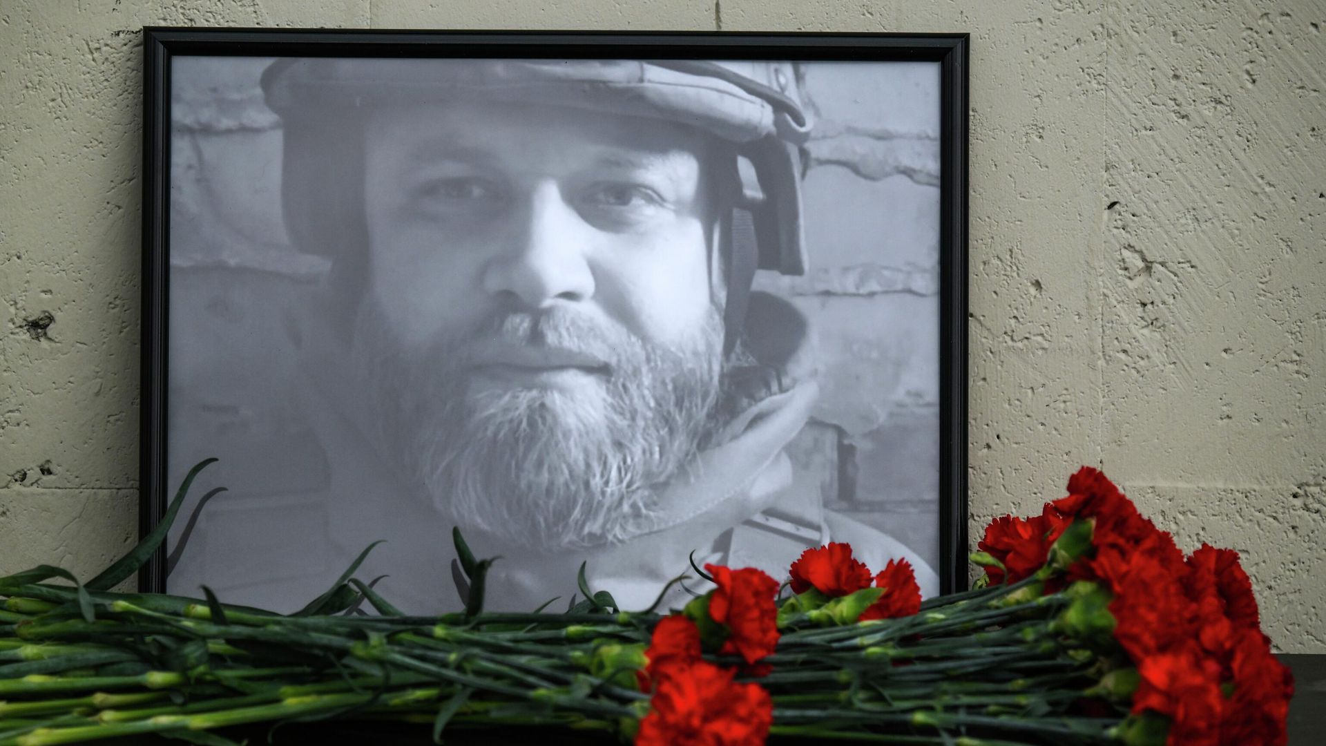 Фотография в память о погибшем военном корреспонденте РИА Новости Иване Зуеве возле здания международного информационного агентства Россия сегодня на Зубовском бульваре в Москве Фотография в память о погибшем военном корреспонденте РИА Новости Иване Зуеве возле здания международного информационного агентства Россия сегодня на Зубовском бульваре в Москве - РИА Новости, 1920, 17.10.2025