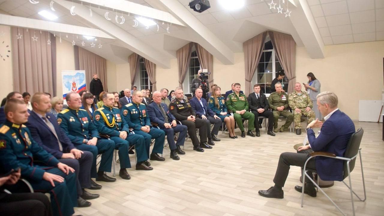 Губернатор Смоленской области Василий Анохин во время встречи с участниками образовательной программы Герои СВОего времени. Смоленск Губернатор Смоленской области Василий Анохин во время встречи с участниками образовательной программы Герои СВОего времени. Смоленск - РИА Новости, 1920, 17.10.2025