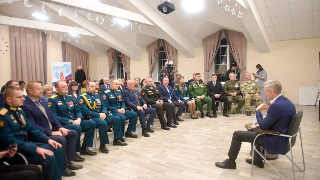 Губернатор Смоленской области Василий Анохин во время встречи с участниками образовательной программы Герои СВОего времени. Смоленск - РИА Новости, 1920, 17.10.2025