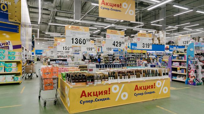 Товары на стеллажах магазина Лента