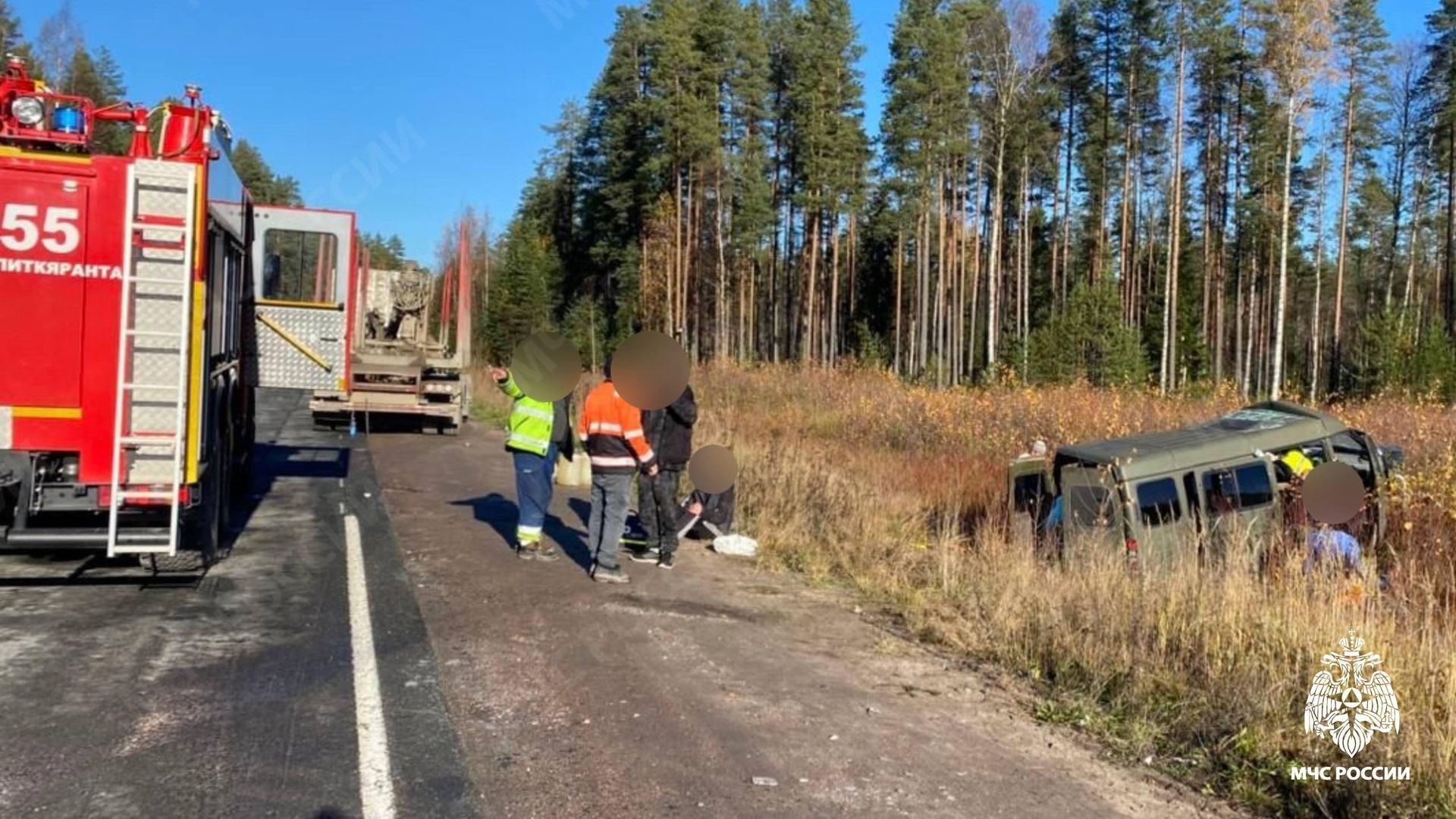 Последствия столкновения микроавтобуса и грузовика в Карелии. 17 октября 2025 - РИА Новости, 1920, 17.10.2025