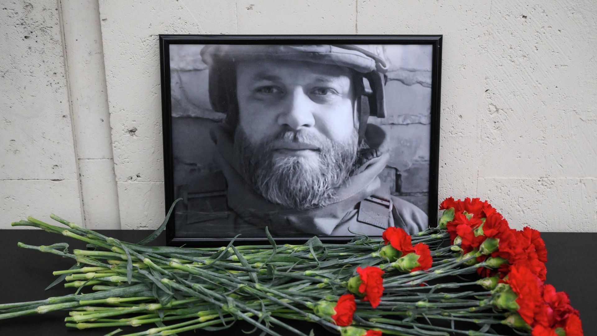 Фотография в память о погибшем военном корреспонденте РИА Новости Иване Зуеве возле здания международного информационного агентства Россия сегодня на Зубовском бульваре в Москве Фотография в память о погибшем военном корреспонденте РИА Новости Иване Зуеве возле здания международного информационного агентства Россия сегодня на Зубовском бульваре в Москве - РИА Новости, 1920, 23.10.2025