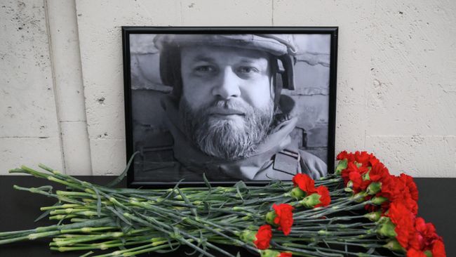 Фотография в память о погибшем военном корреспонденте РИА Новости Иване Зуеве возле здания международного информационного агентства Россия сегодня на Зубовском бульваре в Москве