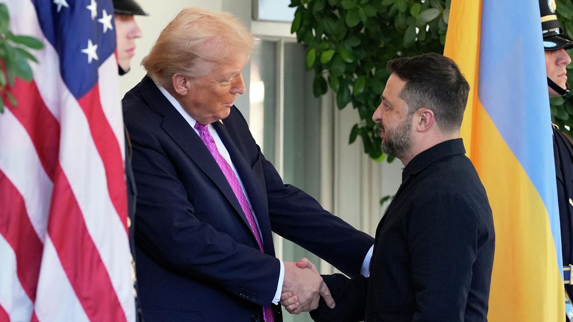 Президент США Дональд Трамп приветствует Владимира Зеленского в Белом доме - РИА Новости, 1920, 19.10.2025