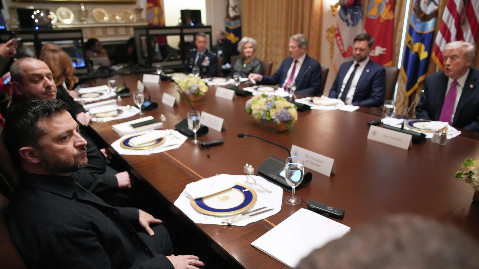 Президент США Дональд Трамп и Владимир Зеленский во время встречи в Белом доме - РИА Новости, 1920, 17.10.2025