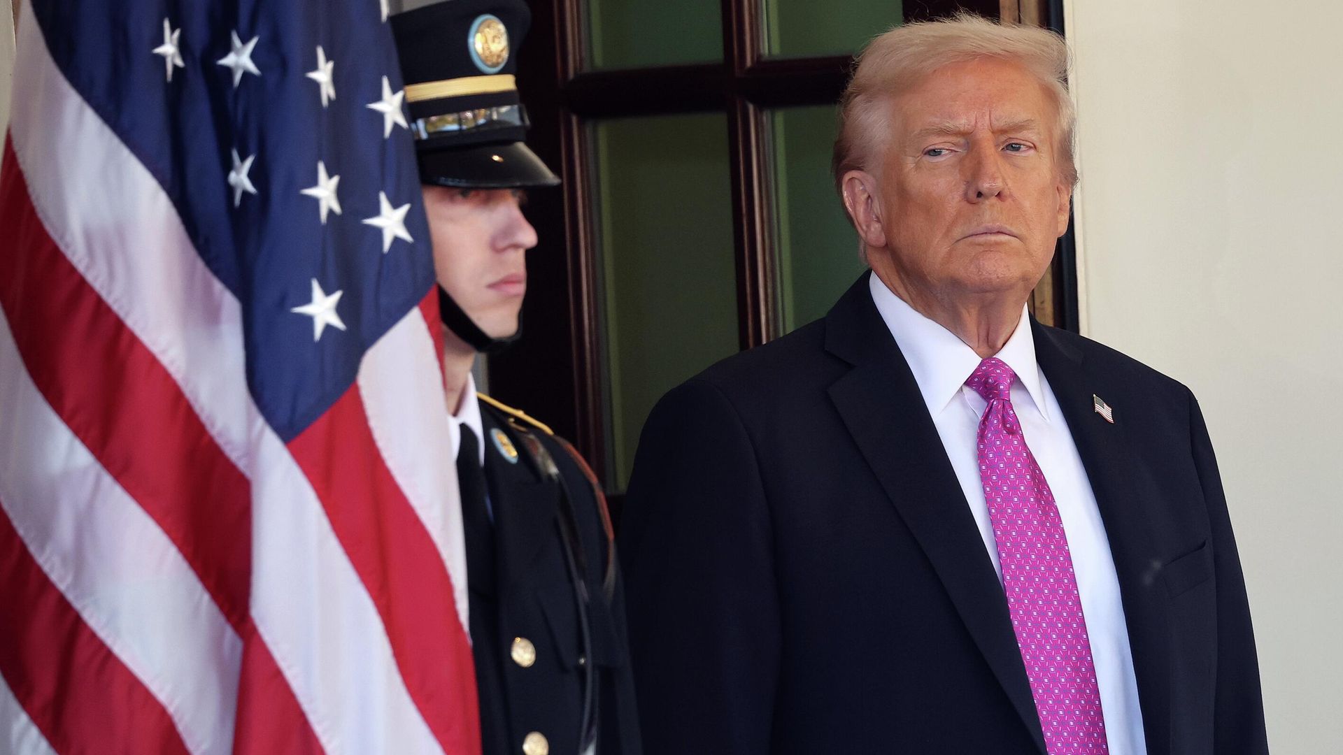 Президент США Дональд Трамп ожидает прибытия Владимира Зеленского в Белый дом - РИА Новости, 1920, 17.10.2025
