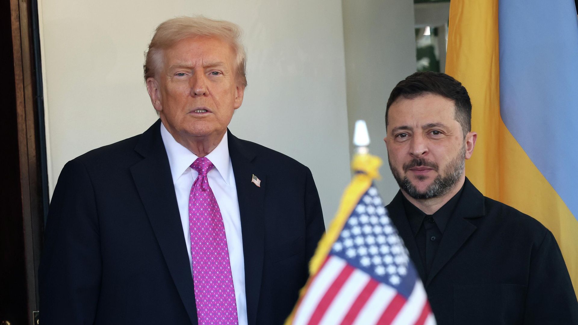 Президент США Дональд Трамп приветствует Владимира Зеленского в Белом доме - РИА Новости, 1920, 17.10.2025