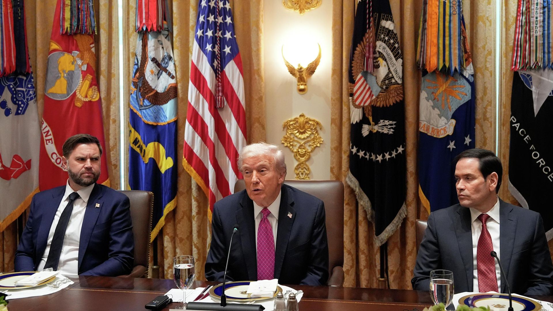 Президент США Дональд Трамп во время встречи с Владимиром Зеленским Президент США Дональд Трамп во время встречи с Владимиром Зеленским - РИА Новости, 1920, 18.10.2025