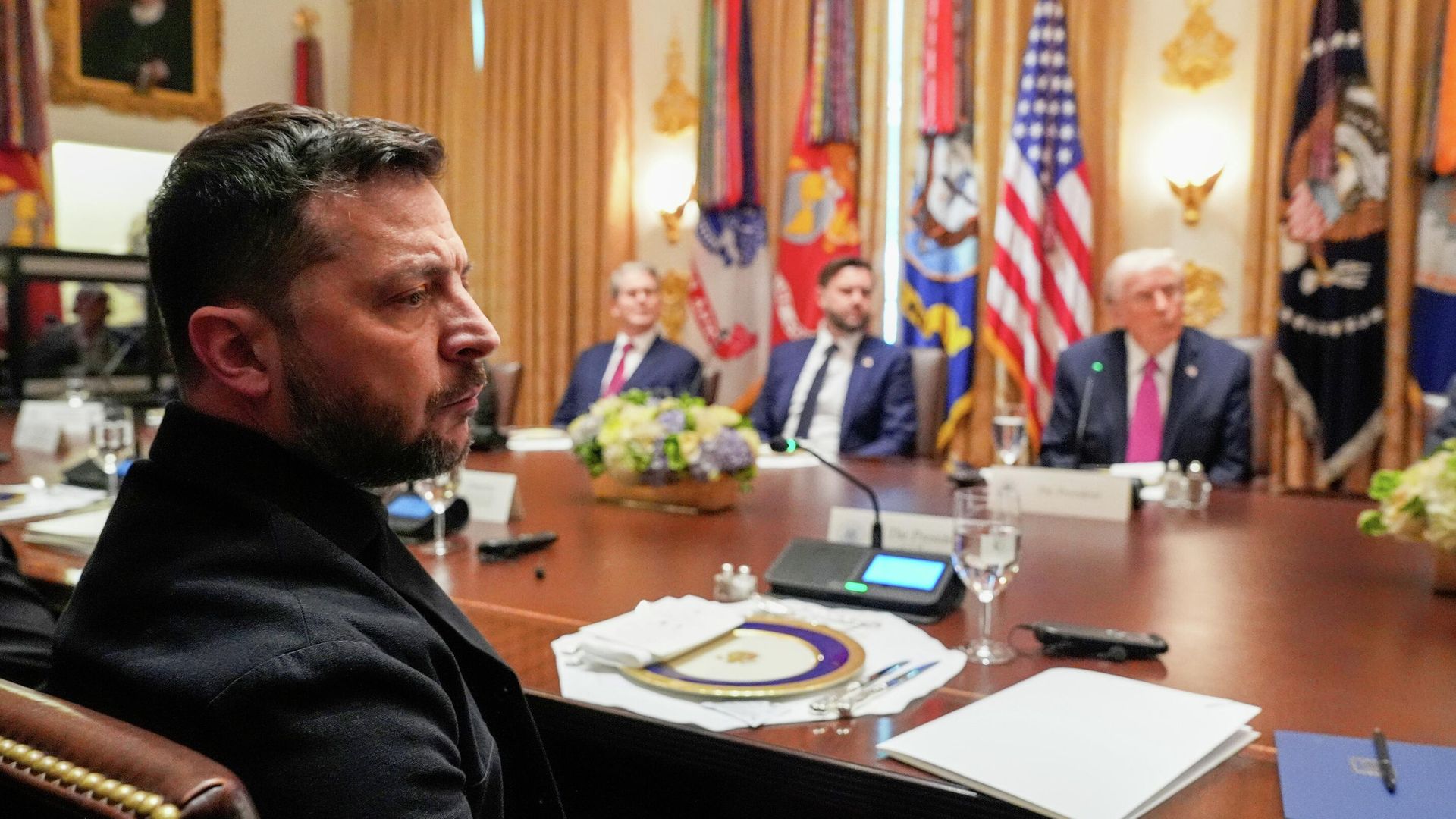 Владимир Зеленский во время встречи с президентом США Дональдом Трампом Владимир Зеленский во время встречи с президентом США Дональдом Трампом - РИА Новости, 1920, 27.12.2025