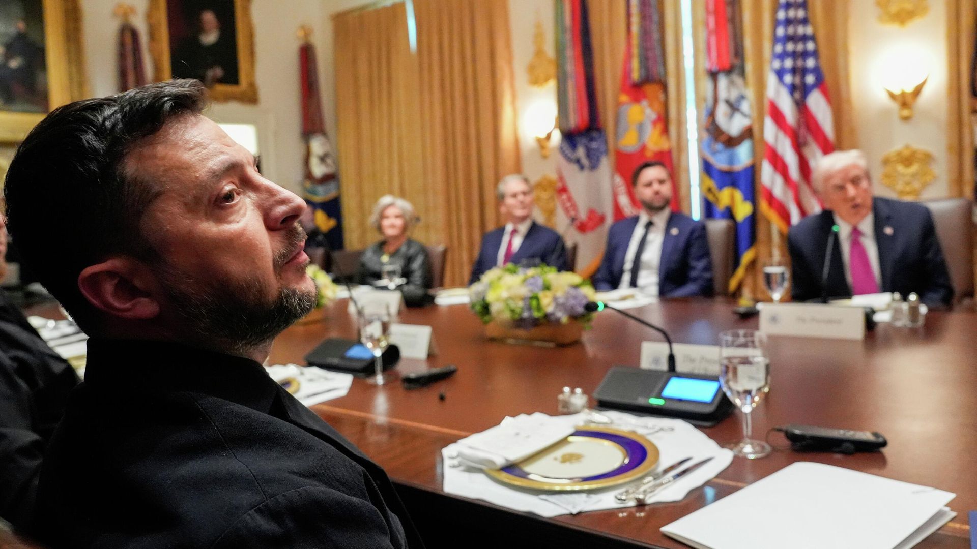 Владимир Зеленский во время встречи с президентом США Дональдом Трампом. 17 октября 2025 - РИА Новости, 1920, 17.10.2025