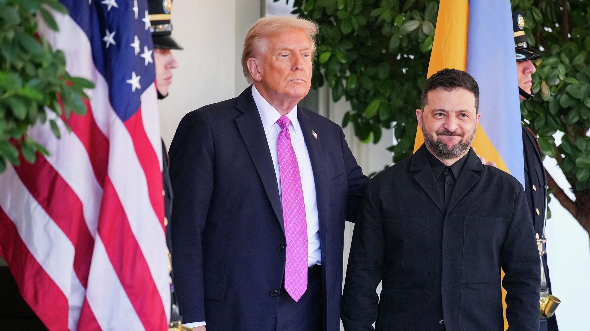 Президент США Дональд Трамп приветствует Владимира Зеленского в Вашингтоне Президент США Дональд Трамп приветствует Владимира Зеленского в Вашингтоне - РИА Новости, 1920, 19.10.2025