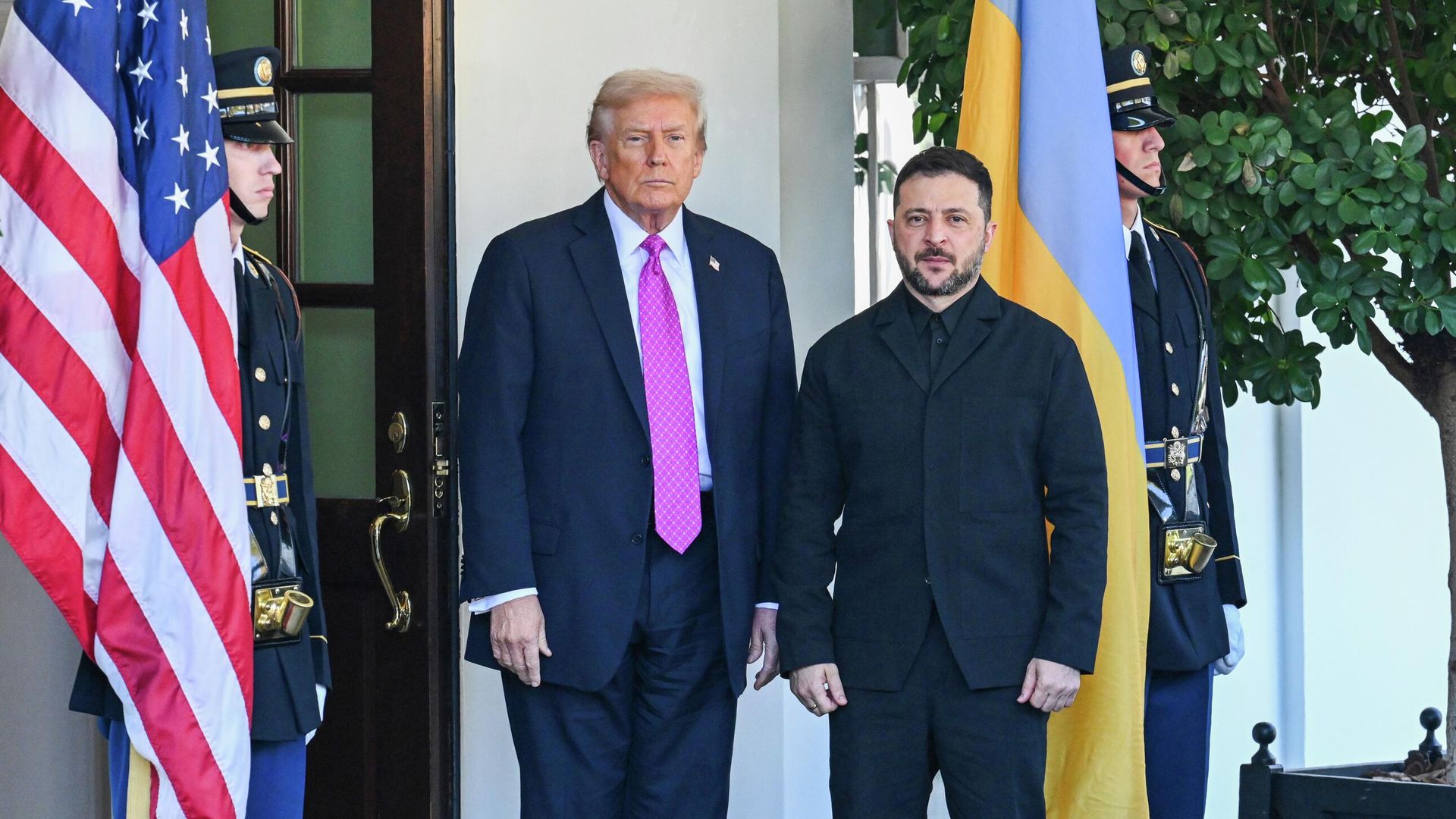 Президент США Дональд Трамп приветствует Владимира Зеленского в Белом доме. 17 октября 2025 - РИА Новости, 1920, 17.10.2025