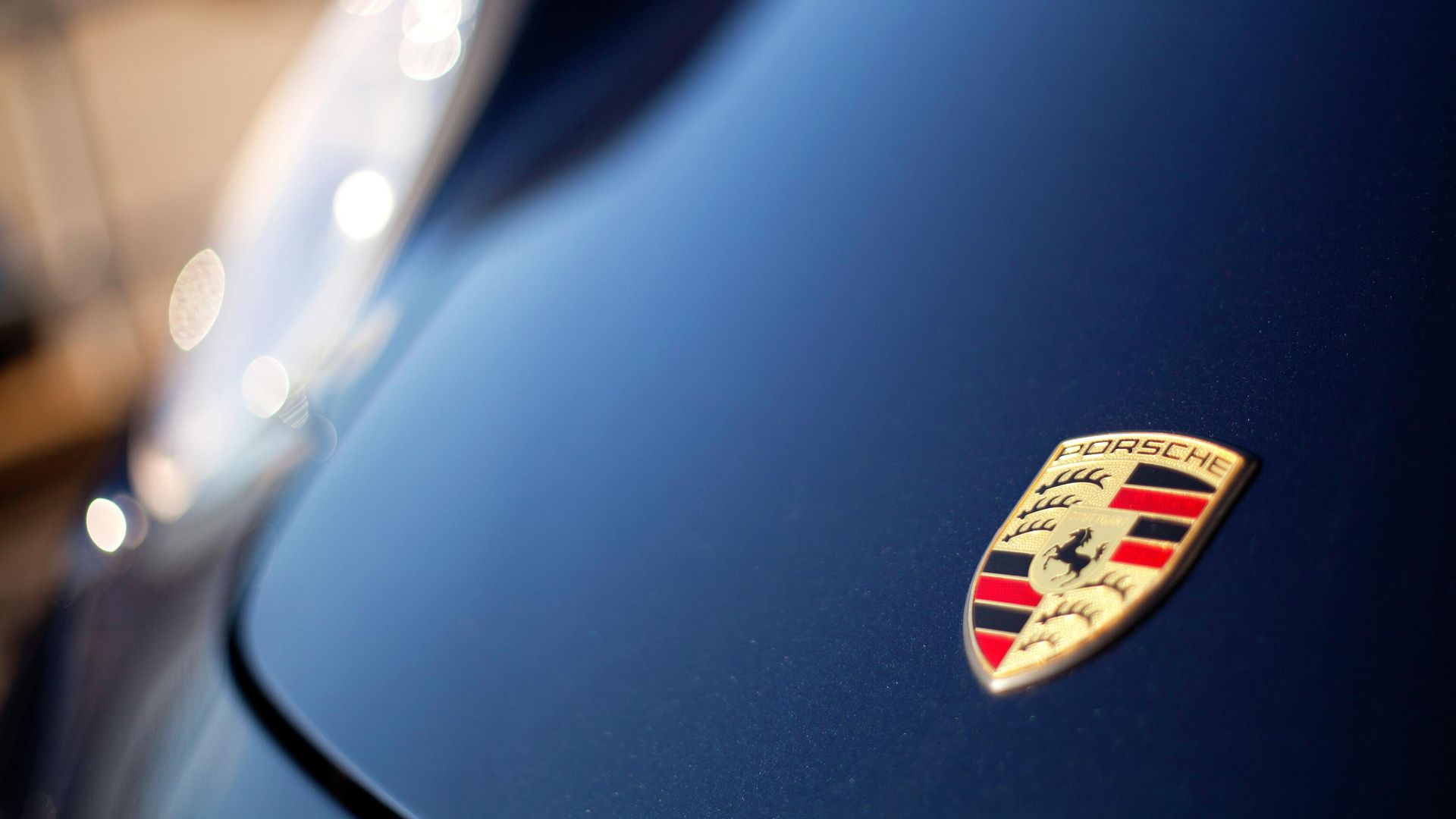 Логотип Porsche на капоте - РИА Новости, 1920, 18.10.2025