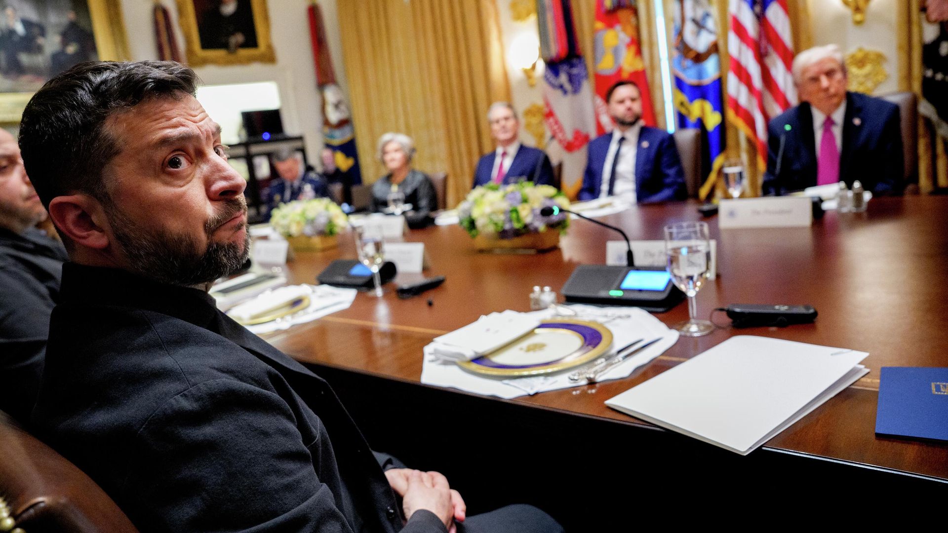 Владимир Зеленский во время встречи с президентом США Дональдом Трампом Владимир Зеленский во время встречи с президентом США Дональдом Трампом - РИА Новости, 1920, 18.10.2025