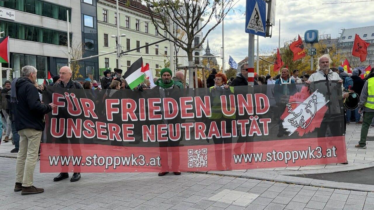 Масштабная демонстрация против милитаризации ЕС и конфликта с Россией в центре Вены Масштабная демонстрация против милитаризации ЕС и конфликта с Россией в центре Вены - РИА Новости, 1920, 18.10.2025