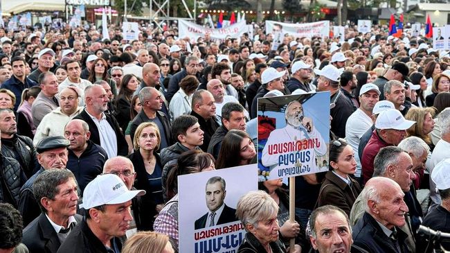 Участники акции в Ереване в поддержку арестованного владельца компании Ташир Групп Самвела Карапетяна