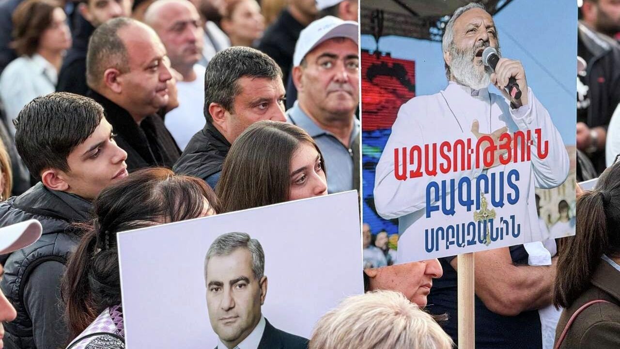 Участники акции в Ереване в поддержку арестованного владельца компании Ташир Групп Самвела Карапетяна Участники акции в Ереване в поддержку арестованного владельца компании Ташир Групп Самвела Карапетяна - РИА Новости, 1920, 18.10.2025