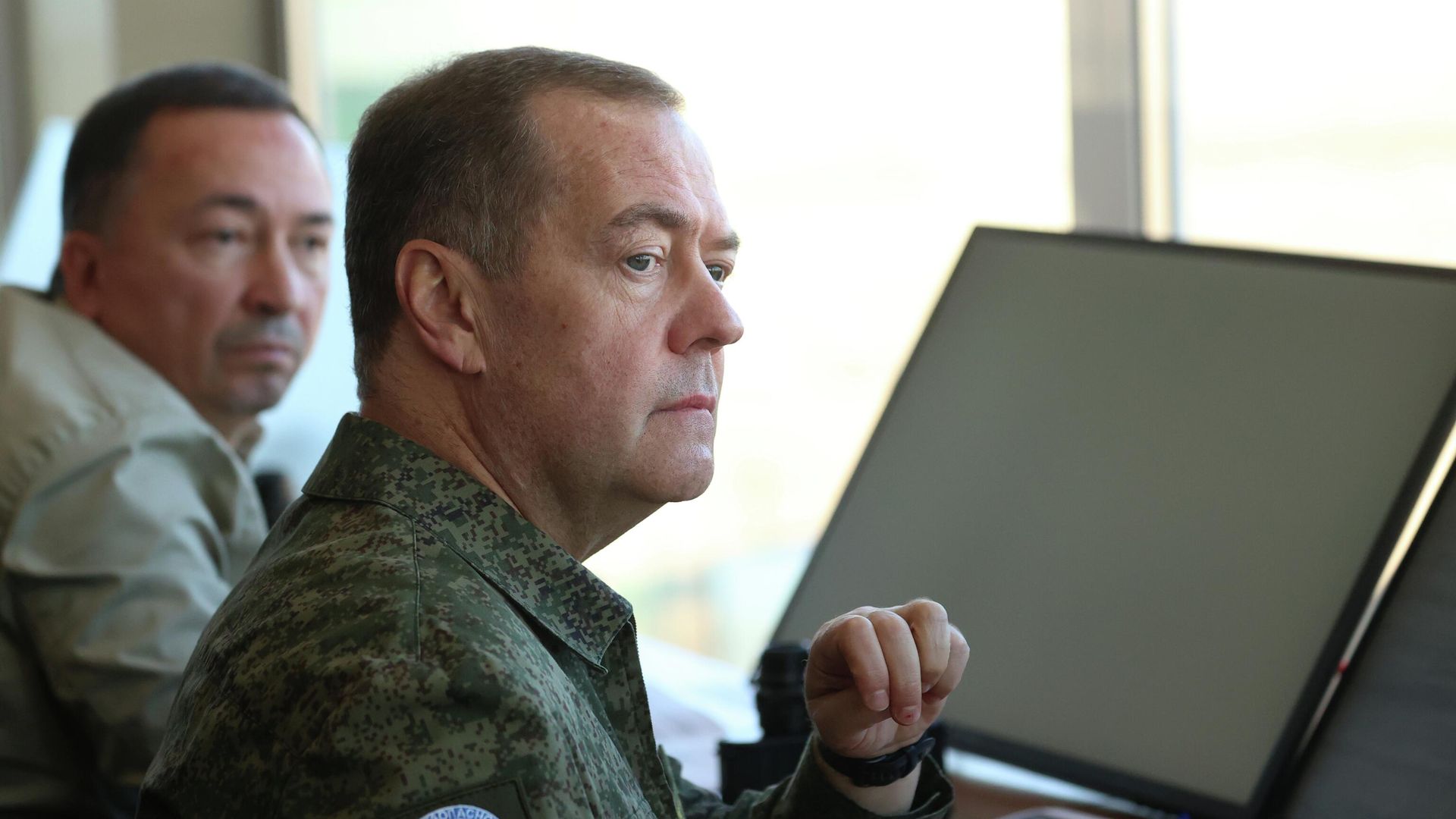 Заместитель председателя Совета безопасности РФ Дмитрий Медведев наблюдает за ходом испытаний перспективных образцов вооружения на полигоне Капустин Яр - РИА Новости, 1920, 18.10.2025