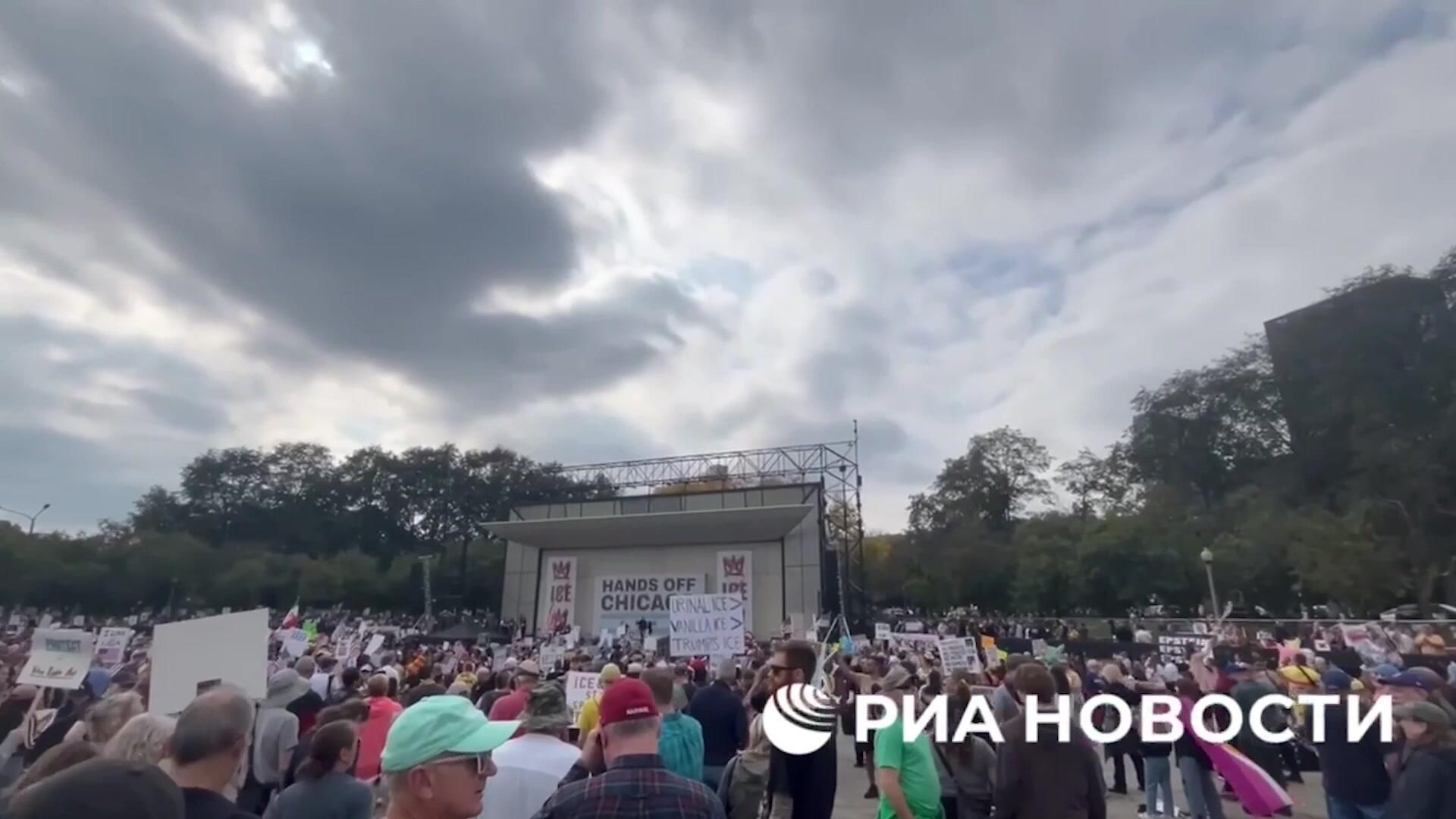 В Чикаго акция протеста против политики Трампа В Чикаго акция протеста против политики Трампа - РИА Новости, 1920, 18.10.2025